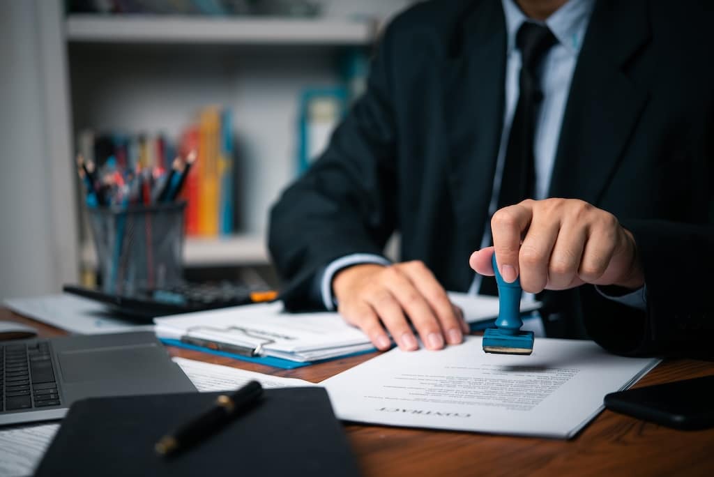 Diferencia entre protocolización y certificación notarial